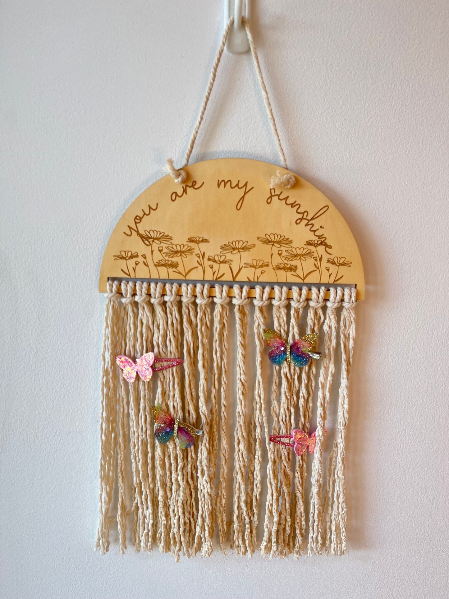 Bow holder with daisies