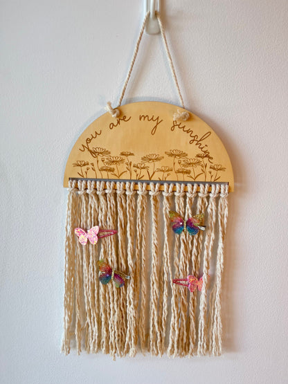 Bow holder with daisies