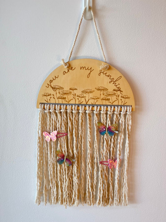 Bow holder with daisies