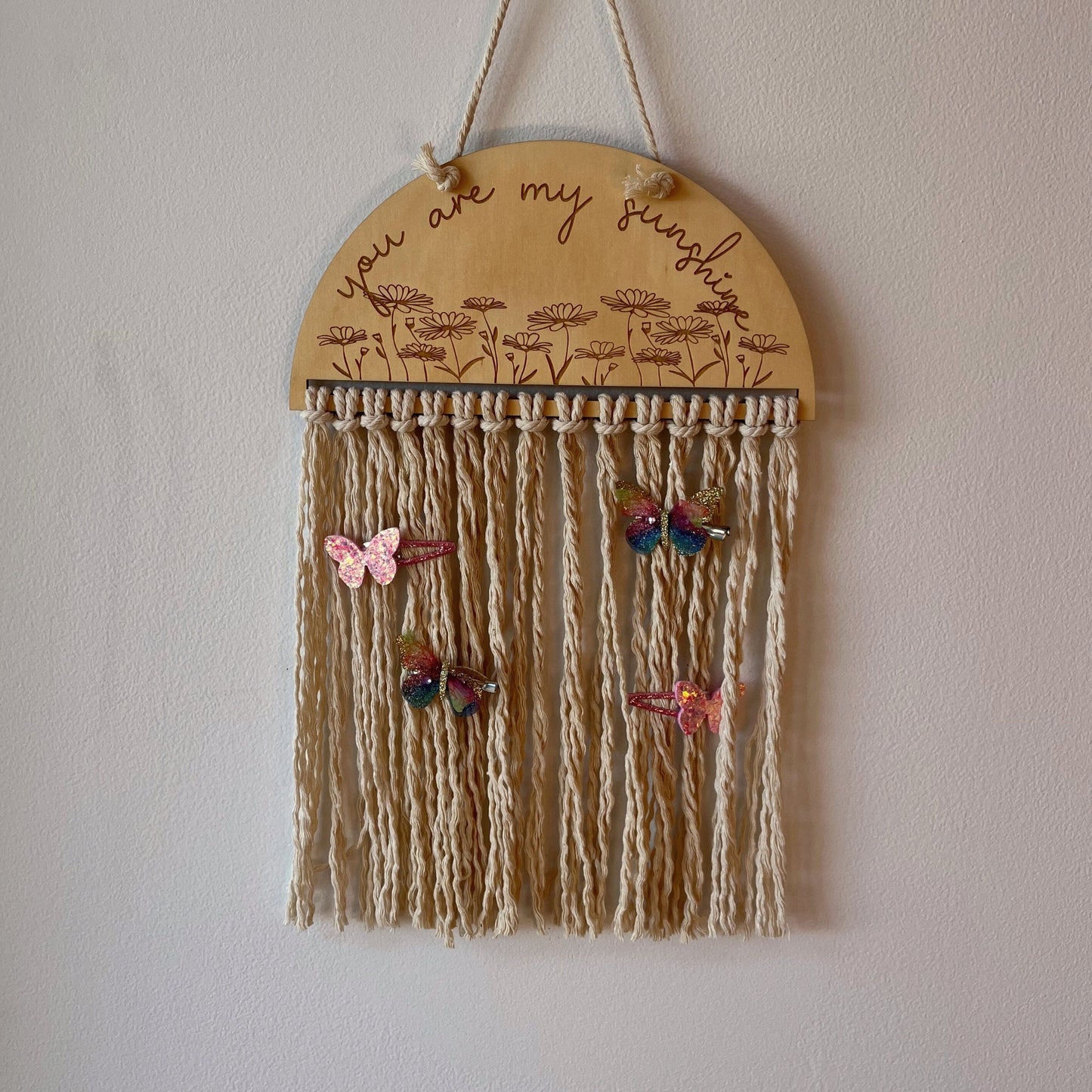 Bow holder with daisies